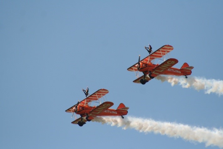 Des filles sur les ailes des avions : Les Wingwalkers